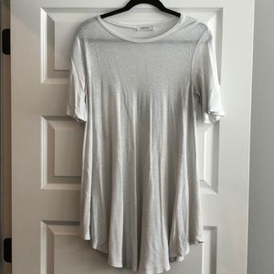 White, long, crew neck top